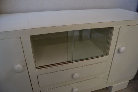 (L-642) Valge madalam kummut, tv-tehnika alus, Eesti päritolu