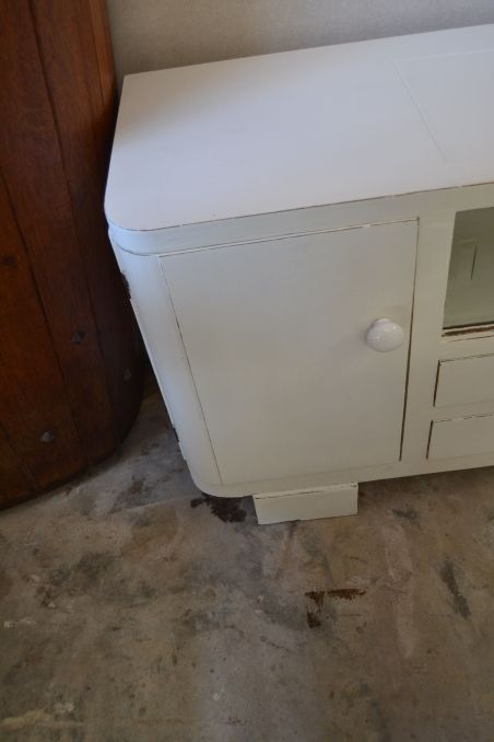 (L-642) Valge madalam kummut, tv-tehnika alus, Eesti päritolu