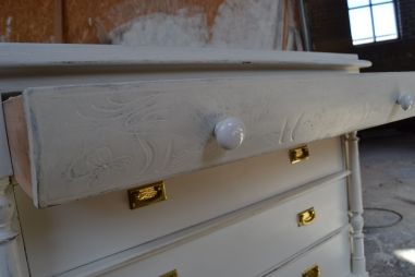 (L-644) Valge kummut