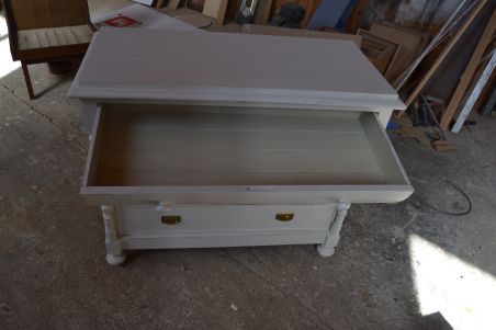 (L-644) Valge kummut