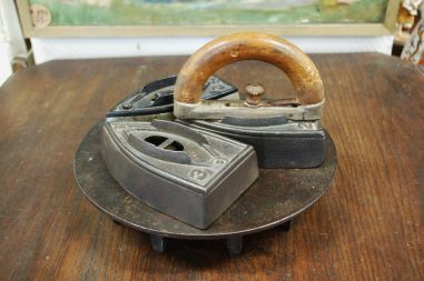 (n-6819) Ank.H, vana triikraudade komplekt koos pliidiplaadiga