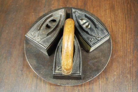 (n-6819) Ank.H, vana triikraudade komplekt koos pliidiplaadiga