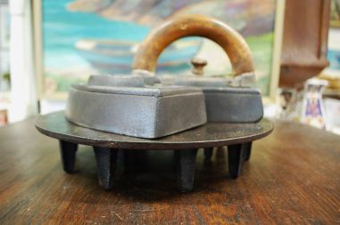 (n-6819) Ank.H, vana triikraudade komplekt koos pliidiplaadiga