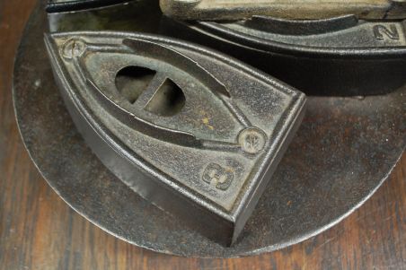 (n-6819) Ank.H, vana triikraudade komplekt koos pliidiplaadiga