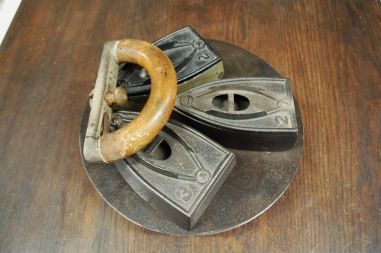 (n-6819) Ank.H, vana triikraudade komplekt koos pliidiplaadiga