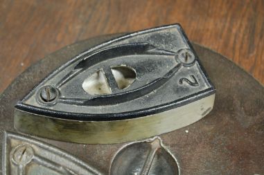 (n-6819) Ank.H, vana triikraudade komplekt koos pliidiplaadiga