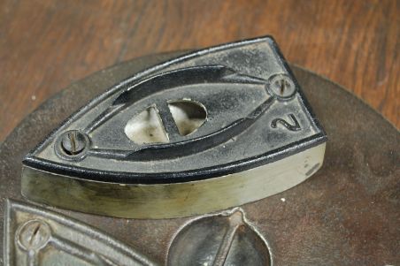 (n-6819) Ank.H, vana triikraudade komplekt koos pliidiplaadiga