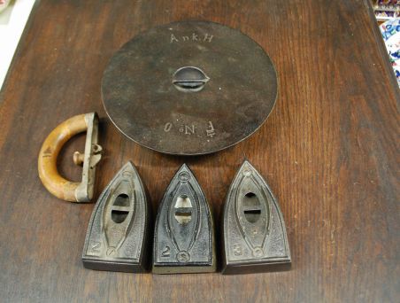 (n-6819) Ank.H, vana triikraudade komplekt koos pliidiplaadiga