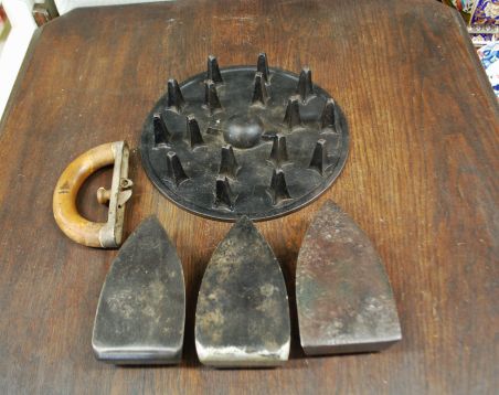 (n-6819) Ank.H, vana triikraudade komplekt koos pliidiplaadiga