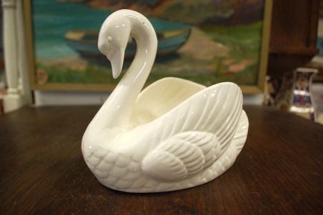 (n-6833) Valge vaas/kauss "Luik"