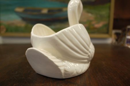 (n-6833) Valge vaas/kauss "Luik"