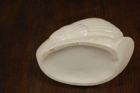 (n-6833) Valge vaas/kauss "Luik"