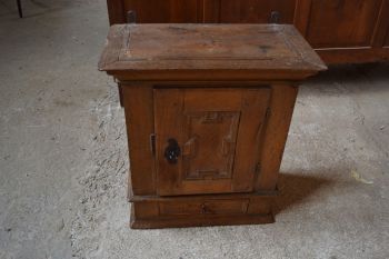 (n-6837) Vanem puidust seinakapp 2