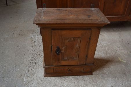 (n-6837) Vanem puidust seinakapp