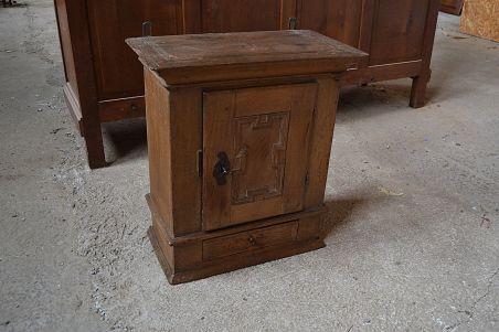 (n-6837) Vanem puidust seinakapp