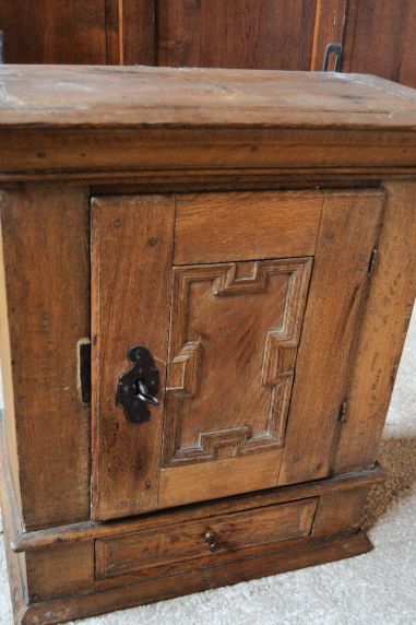 (n-6837) Vanem puidust seinakapp