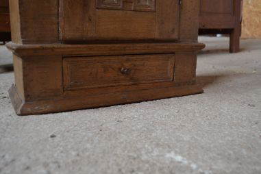 (n-6837) Vanem puidust seinakapp