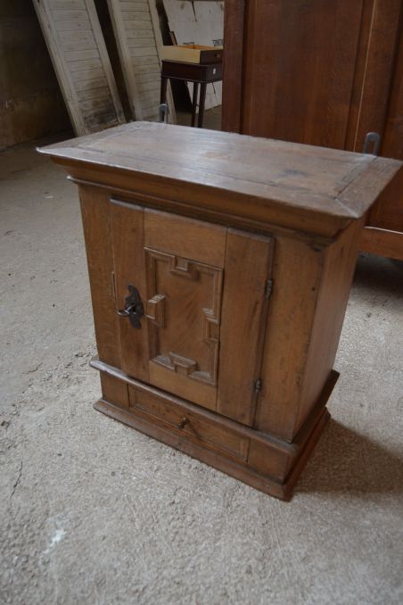 (n-6837) Vanem puidust seinakapp