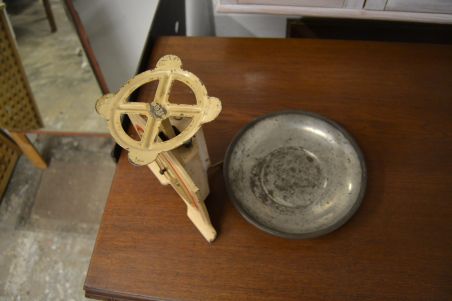 (n-6846) Vana metallist lauakaal EFFEM