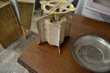 (n-6846) Vana metallist lauakaal EFFEM