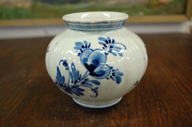 (n-6874)  Delft, käsitsimaalitud väike vaas