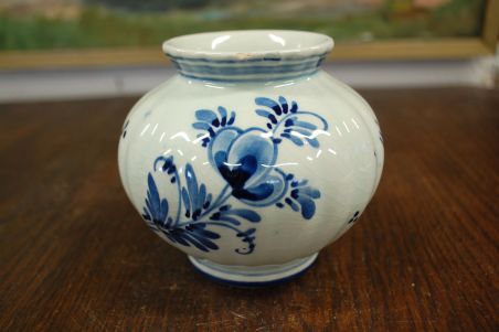 (n-6874)  Delft, käsitsimaalitud väike vaas
