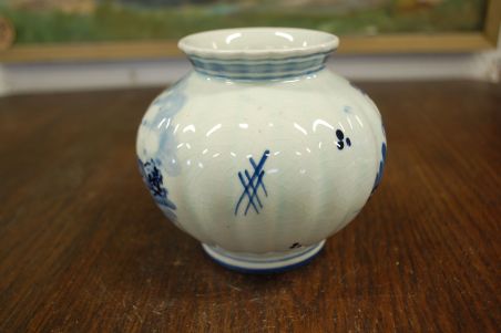 (n-6874)  Delft, käsitsimaalitud väike vaas