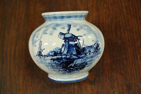 (n-6874)  Delft, käsitsimaalitud väike vaas
