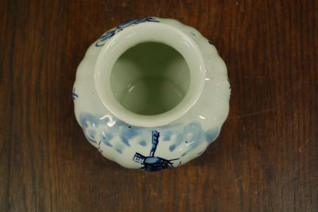 (n-6874)  Delft, käsitsimaalitud väike vaas