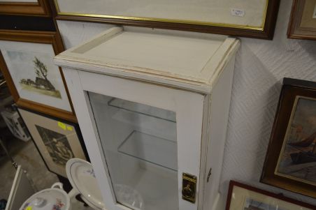 (n-6888) Valge seinakapp, apteegikapp