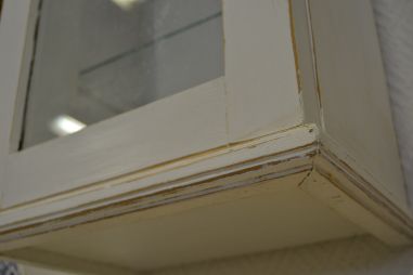 (n-6888) Valge seinakapp, apteegikapp