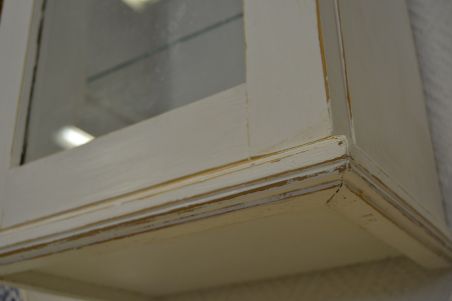 (n-6888) Valge seinakapp, apteegikapp