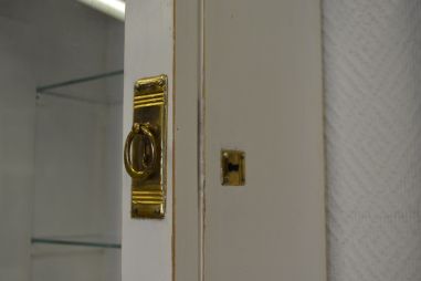 (n-6888) Valge seinakapp, apteegikapp