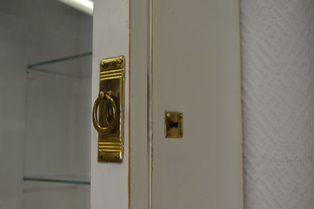 (n-6888) Valge seinakapp, apteegikapp