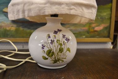 (n-6893) Taimemustriga keraamilise jalaga laualamp