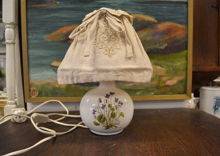 (n-6893) Taimemustriga keraamilise jalaga laualamp