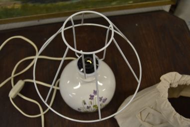 (n-6893) Taimemustriga keraamilise jalaga laualamp