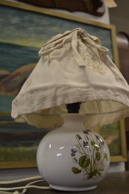 (n-6893) Taimemustriga keraamilise jalaga laualamp