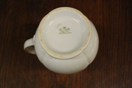 (n-6894) Victoria, ploomidega  piimakann