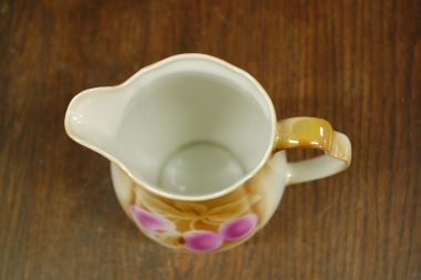 (n-6894) Victoria, ploomidega  piimakann