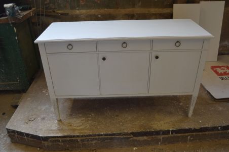 (L-647) Valge pikem kummut