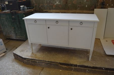 (L-647) Valge pikem kummut