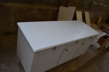 (L-647) Valge pikem kummut