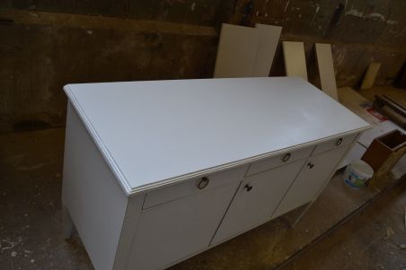 (L-647) Valge pikem kummut