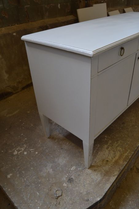 (L-647) Valge pikem kummut