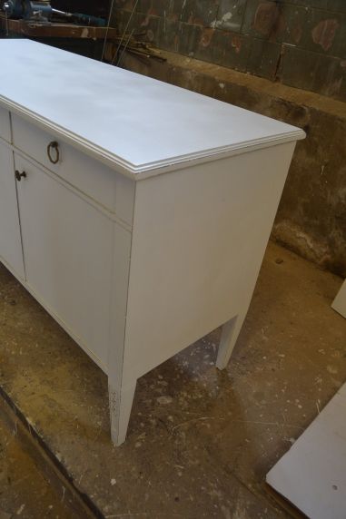 (L-647) Valge pikem kummut