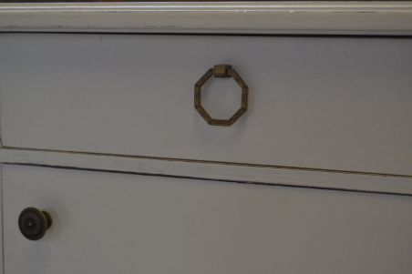 (L-647) Valge pikem kummut