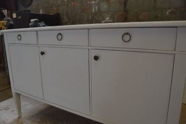 (L-647) Valge pikem kummut