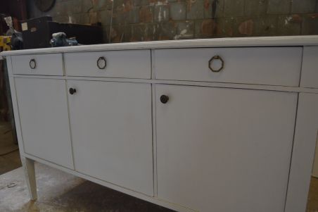 (L-647) Valge pikem kummut