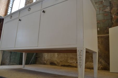 (L-647) Valge pikem kummut